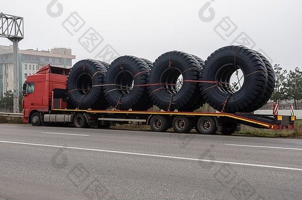 巨大的轮胎卡车轮胎运输预告片