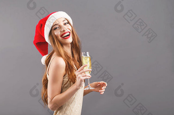 令人愉快的长头发的女人红色的圣诞老人老人他红色的嘴唇站灰色的背景笑喝香槟一年圣诞节假期记忆礼物购物折扣商店雪少女圣诞老人老人化妆发型狂欢节