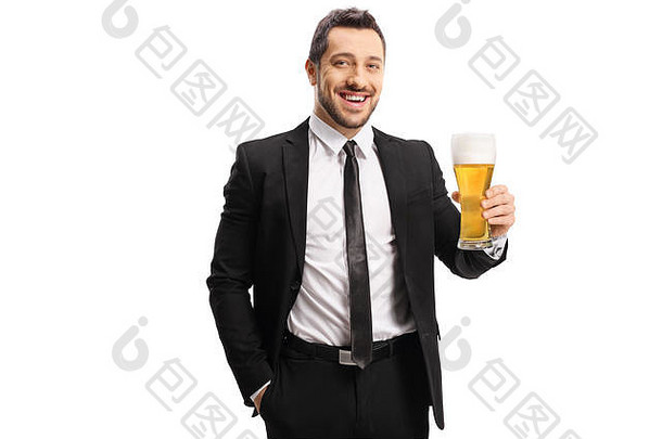 的家伙西装欢呼玻璃啤酒微笑孤立的白色背景
