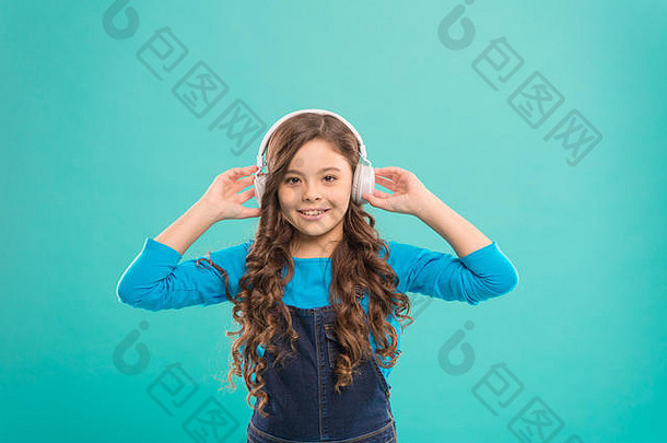 声音童年可爱的女孩听声音跟踪蓝色的背景可爱的小孩子穿耳机玩电子声音放松旋律优美的声音