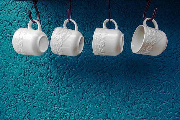咖啡杯挂钩子蓝色的厨房墙现代室内