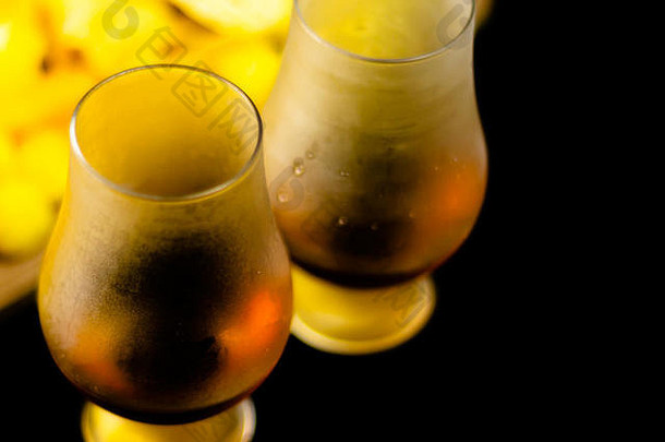 玻璃威士忌冰多维数据集咸零食背景酒吧聚会，派对时间