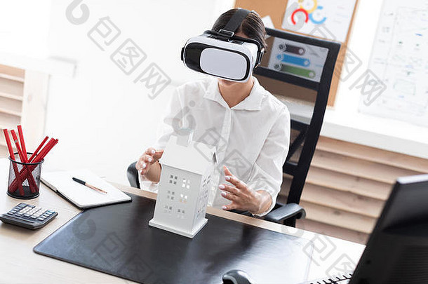 年轻的女孩坐着虚拟现实眼镜表格布局房子