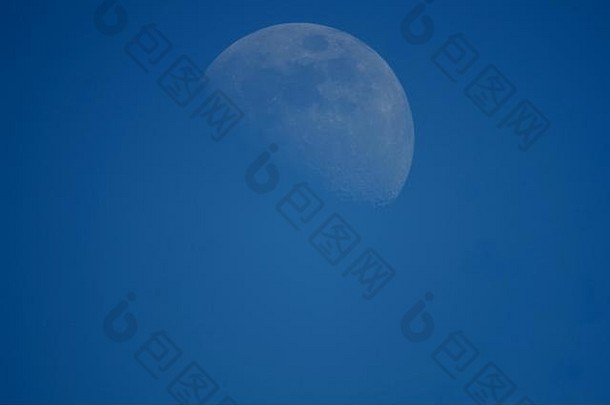 大月亮蓝色的夏天天空托普舍姆德文郡7月