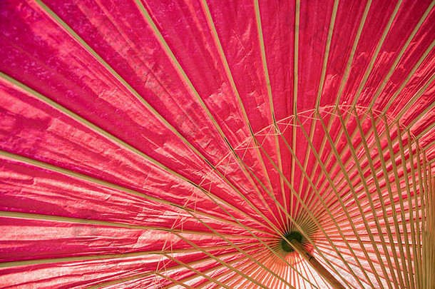 关闭传统的日本红色的伞