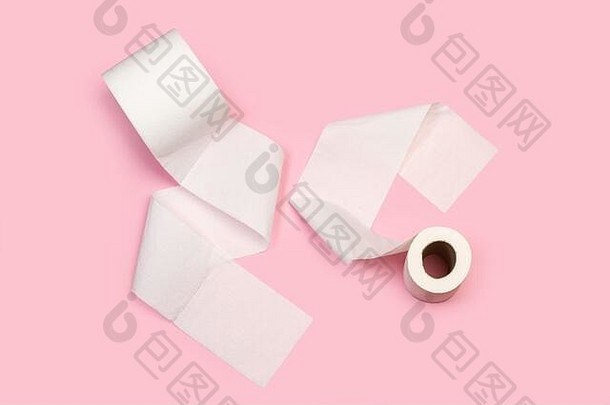 toilete纸卷粉红色的背景前视图