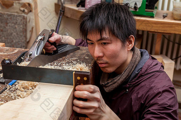 工匠日本人violinmaker开始工作小提琴车间