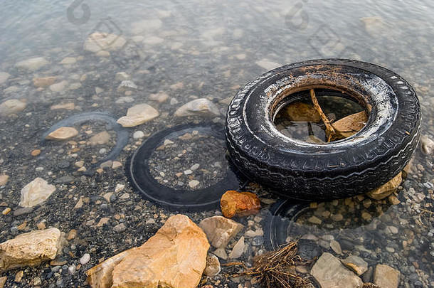 轮胎垃圾结束伟大的盐湖犹他州轮胎长填满砾石水下