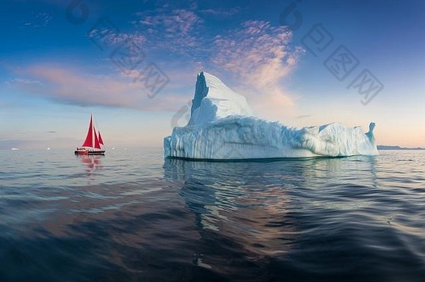 红色的帆船巡航浮动冰山迪斯科湾冰川<strong>午夜太阳</strong>季节极地夏天伊卢利萨特格陵兰岛联合国教科文组织