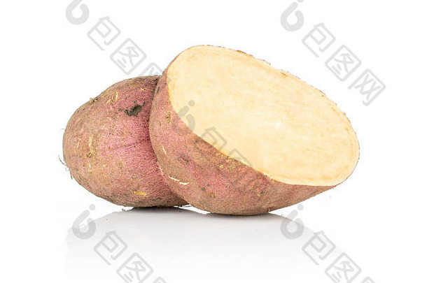 一半新鲜的棕色（的）甜蜜的土豆孤立的白色背景