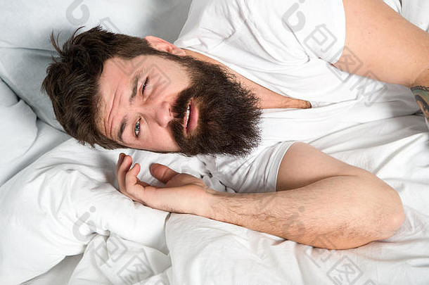 懒惰的早....放松睡眠概念男人。有胡子的的家伙睡眠白色表健康的睡眠幸福男人。有胡子的赶时髦的人困了床上早期早....小时失眠睡眠问题