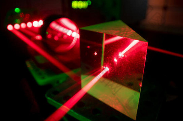 实验红色的激光光学实验室