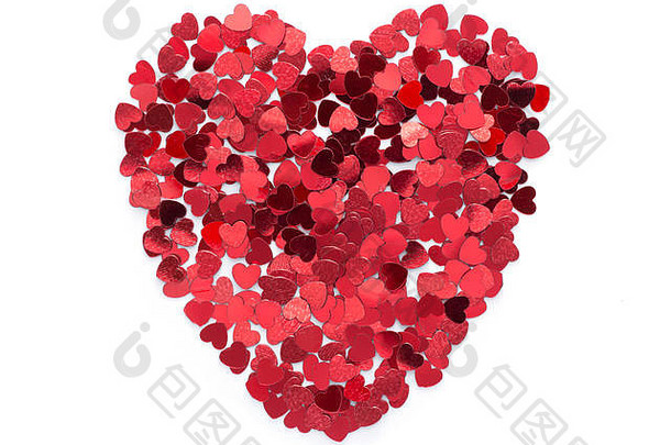 大红色的心使小红色的五彩纸屑孤立的白色