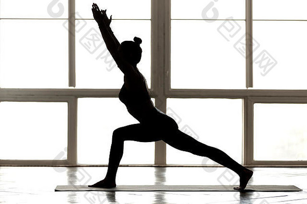 年轻的运动有吸引力的女人练习瑜伽战士