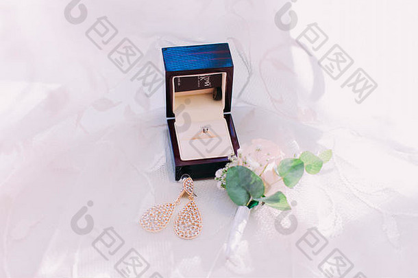 新娘的耳环金婚礼环盒子白色背景