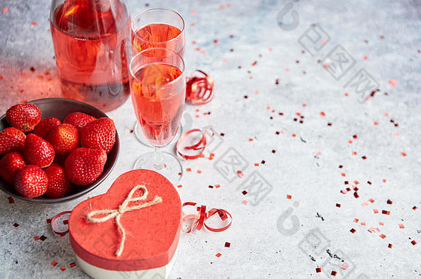 瓶玫瑰香槟眼镜新鲜的草莓心形状的礼物