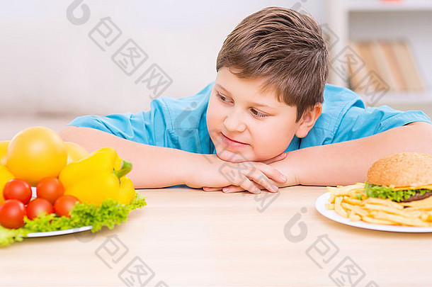 胖乎乎的孩子健康的食物板