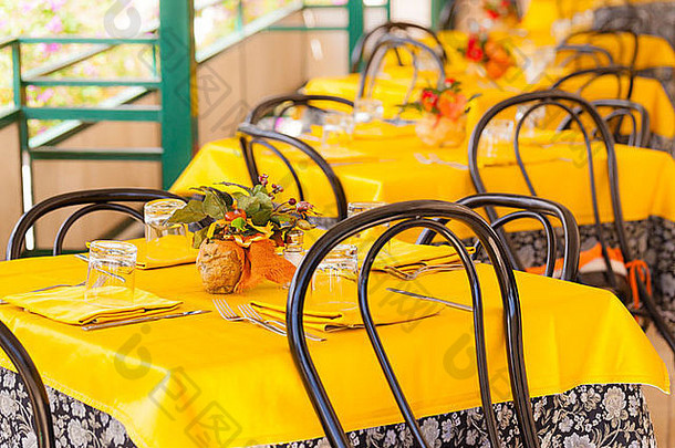 空户外餐厅表格黄色的桌布黑色的椅子
