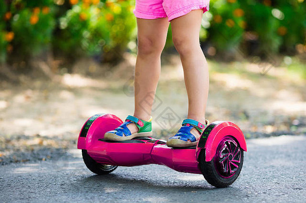 孩子徘徊董事会孩子们骑踏板车夏天公园平衡董事会孩子们电平衡踏板车城市街女孩学习