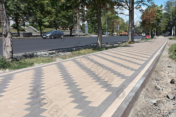行人人行道城市铺铺平道路板最后阶段修复路人行道上城市街未来