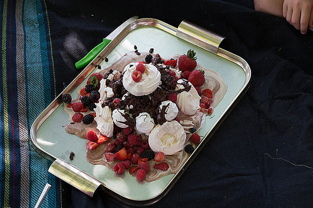 伊顿公学混乱蛋糕使夏天水果蛋白酥皮奶油巧克力