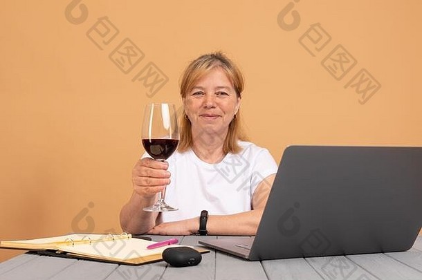 技术年龄人概念快乐高级女人白色t恤移动PC电脑玻璃酒首页