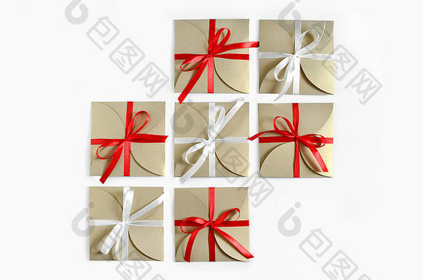 圣诞节礼物包装棕色（的）纸弓前视图孤立的白色背景