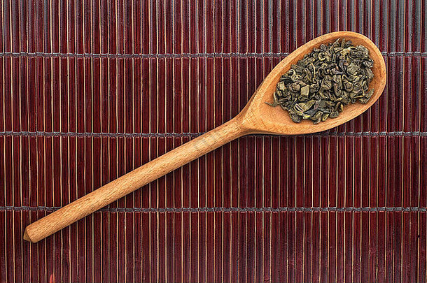 木勺子绿色茶背景
