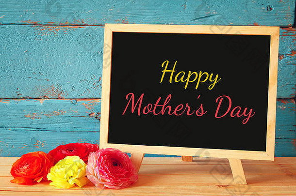 花黑板上快乐母亲的一天概念