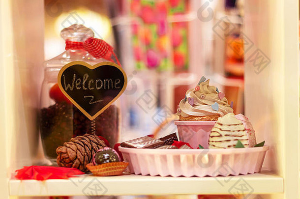 糕点商店窗口蛋糕巧克力装修甜蜜的产品