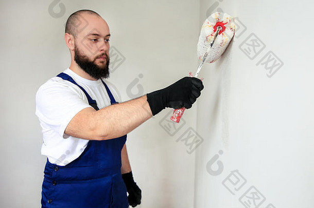 建设<strong>工人</strong>完成改造公寓专业画家承包商白色油漆辊刷绘画混凝土墙