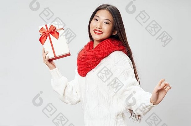 快乐女人红色的围巾微笑相机礼物