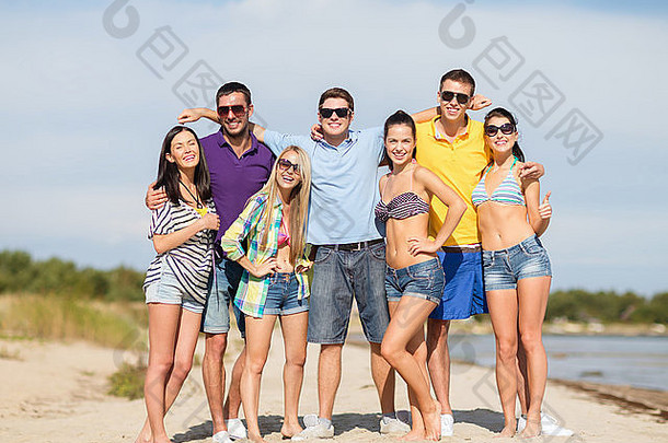 集团快乐朋友拥抱海滩