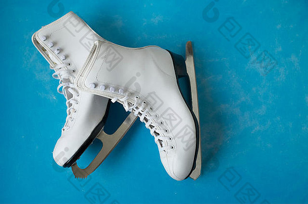 古董冰溜冰鞋蓝色的古董背景