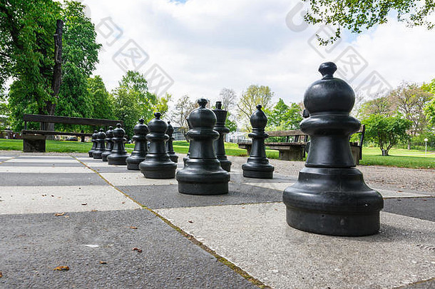 国际象棋块董事会在户外广场公园大策略沥青