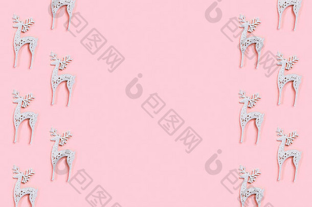 模式使白色圣诞节鹿装饰柔和的粉红色的背景圣诞节概念