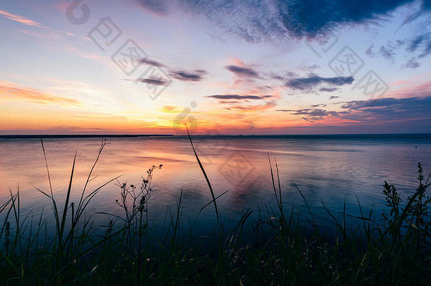 日出伏尔加河反映了天空