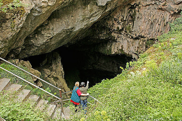 妈妈。年轻的儿子字典洞穴克里特岛岛希腊