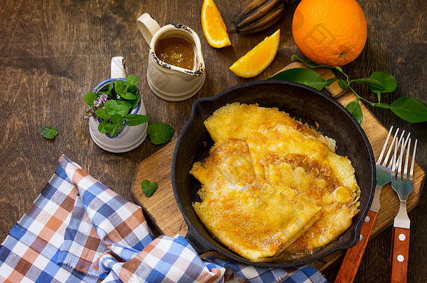 自制的法国煎饼绉苏泽特橙色糖浆美味的早餐复制空间