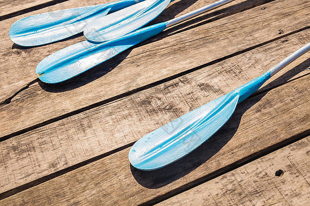 蓝色的塑料皮艇桨木背景