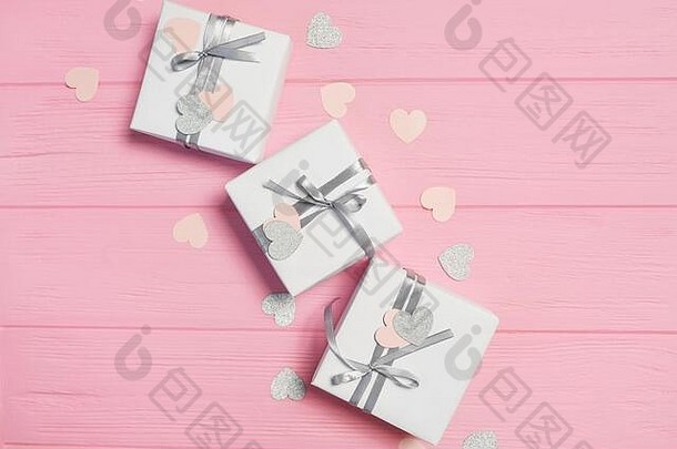 礼物白色盒子银缎丝带五彩纸屑形式心粉红色的背景爱模拟女人的一天情人节一天快乐生日