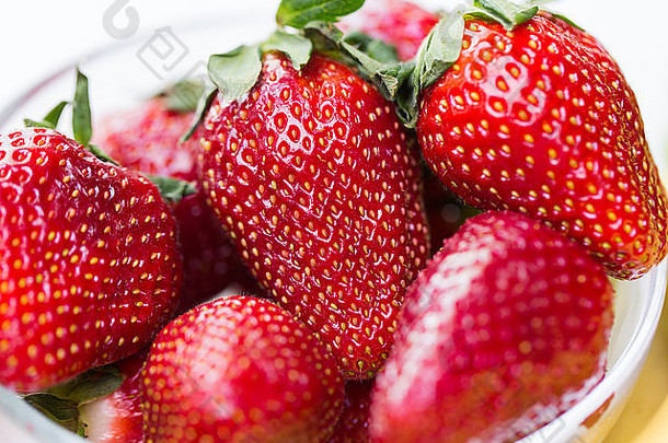 关闭成熟的红色的草莓白色