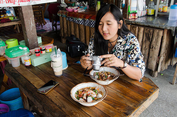 泰国女人拍摄照片<strong>面</strong>条汤姆百胜<strong>海鲜</strong>泰国风格吃当地的餐厅写作博客2月游荡泰国