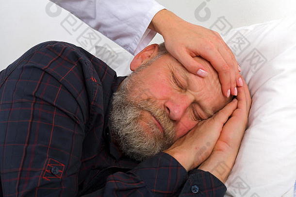 图片睡觉上了年纪的男人。头疼