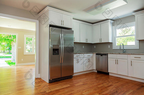白色厨房室内水槽橱柜硬木地板奢侈品首页灯