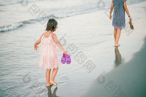 女孩走脚步妈妈。教育概念