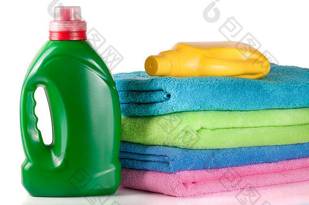 瓶洗衣洗涤剂护发素毛巾孤立的白色背景