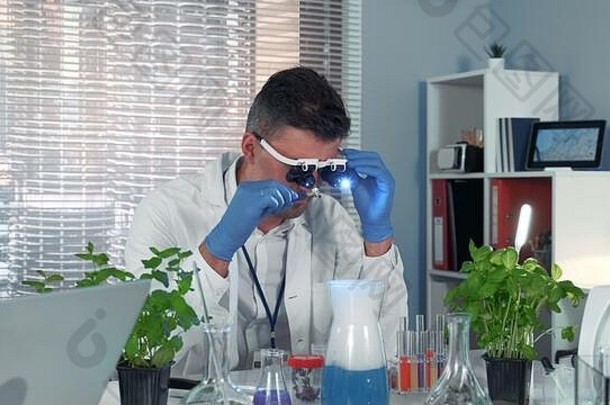 化学实验室研究科学家放大眼镜有机材料持有镊子烧瓶试管》仪器工作表格