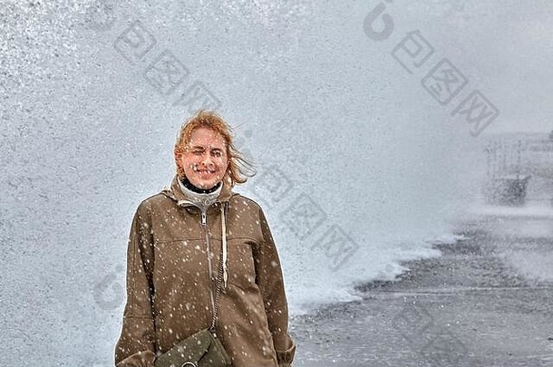 年轻的高加索人女人站海岸金角湾狂风暴雨的冬天天气冲浪湿旅<strong>游土耳其</strong>城市伊斯坦布尔巨大的