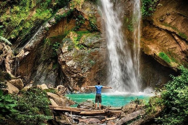 旅行男人。令人惊异的热带瀑布隐藏的热带热带雨林丛林旅行生活方式成功概念假期野生自然